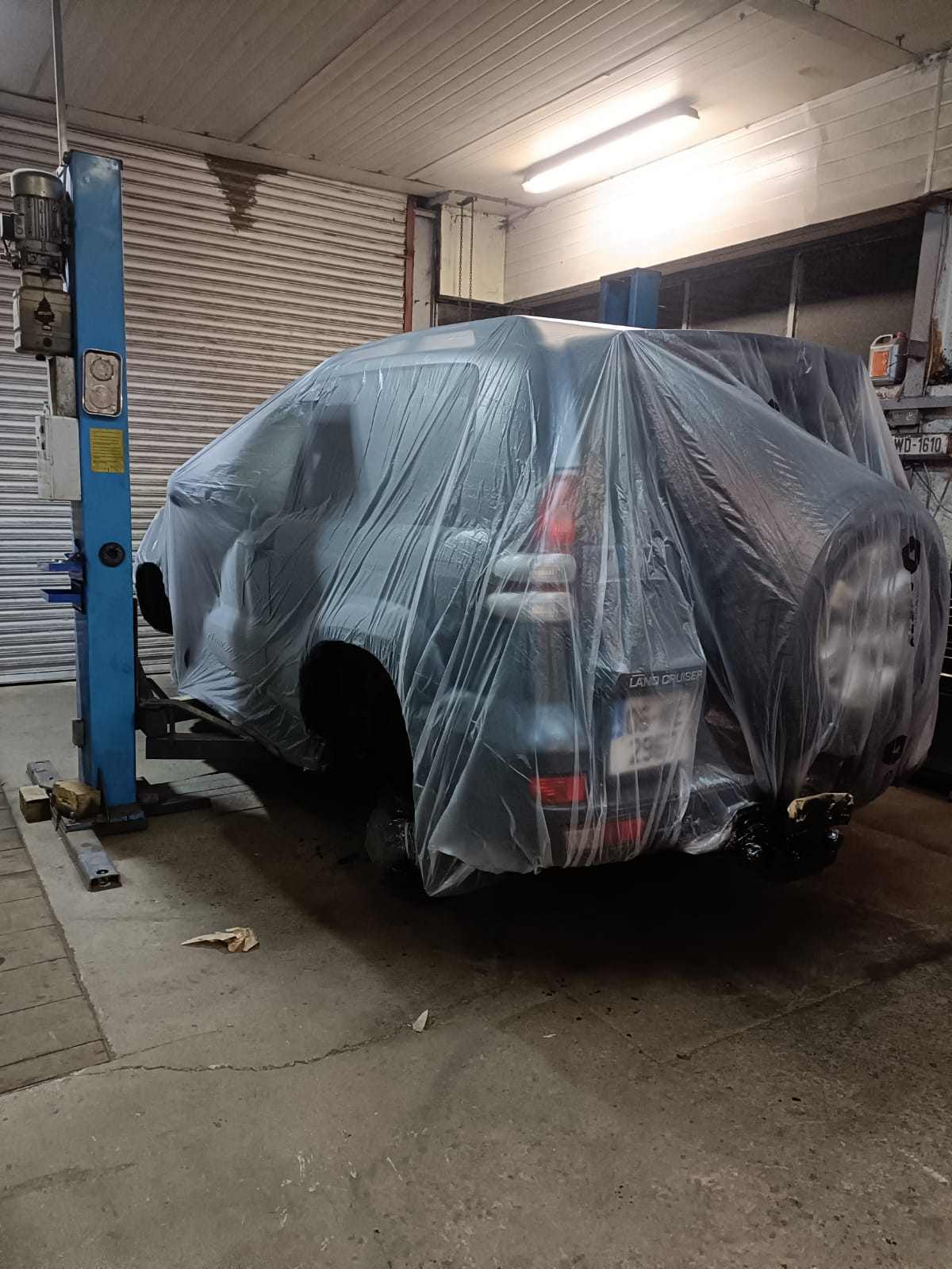 Vehicle masked for full underseal treatment